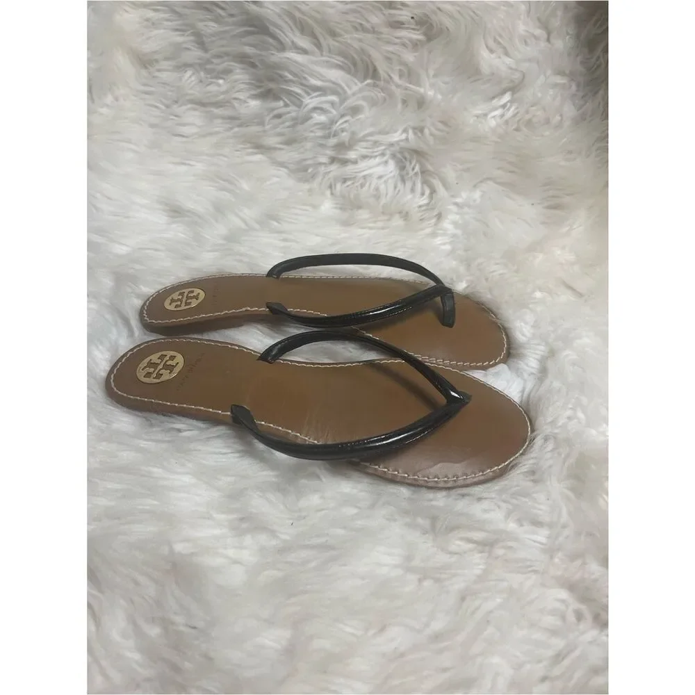 Tory Burch thong sandals Black patent leather Straps, tan footbed,gold logo SZ10